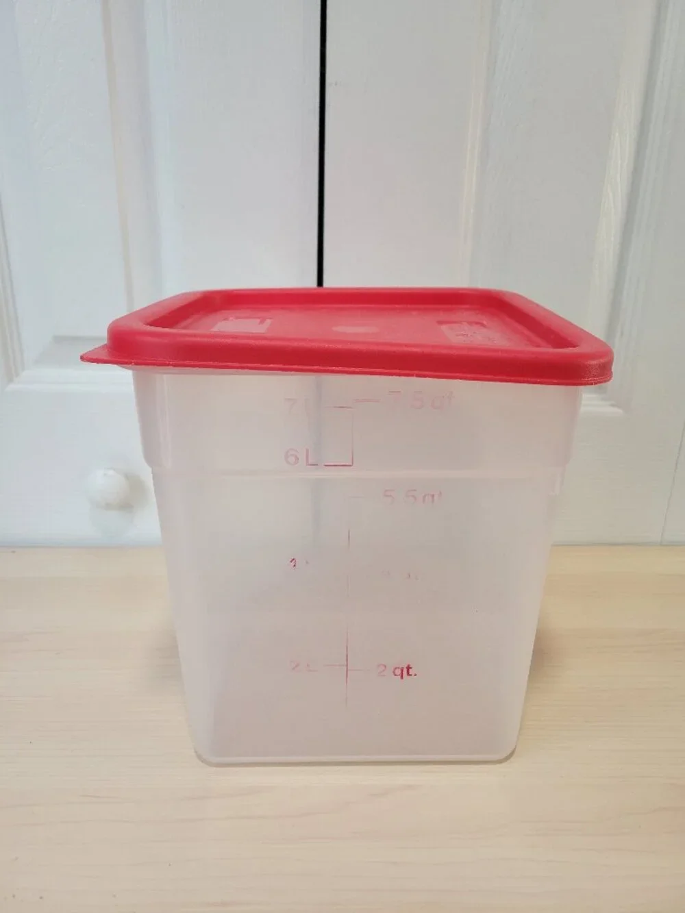 Cambro CamSquare 7.5-Quart Translucent Food Storage Container w/ Red Lid